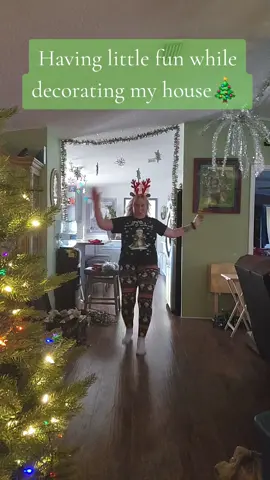 Obsessed with this dance trend that's all over my FYP 🙌🏼 #apt #aptdance #dance #chellenge #viralvideo #trending #christmas #2024 #holidays #fypシ #trend #elenkapenka1011 