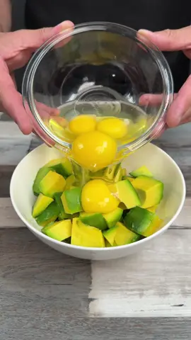 Coloque ovos no abacate e veja o que acontece! #receita #abacate #bolodeabacate #bolo