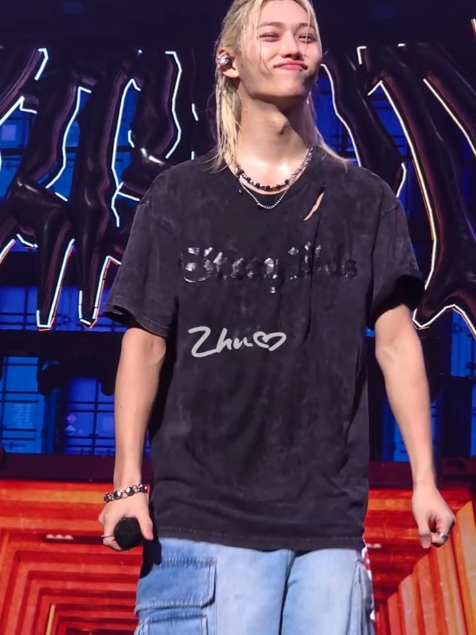 Look at his adorable face teasing stay!!! And....he shows the abs anyway 🤣🪽 #필릭스 #felix #felixskz #felixstraykids #스트레이키즈 #straykids #yongbok #yongbokie #leefelix #용복 #sunshinefelix #yonglixx #felixsmile #cutefelix #StrayKidsFelix #felixfreckles #SKZFelix #danceracha #FelixStage #용복이가_내행복 #dominATE #dominATE_MACAU #dominATE_WorldTOUR  #dominATE_MACAU_Day2  📽.夏日海岸延线 • 猪猪🦋【小红书】
