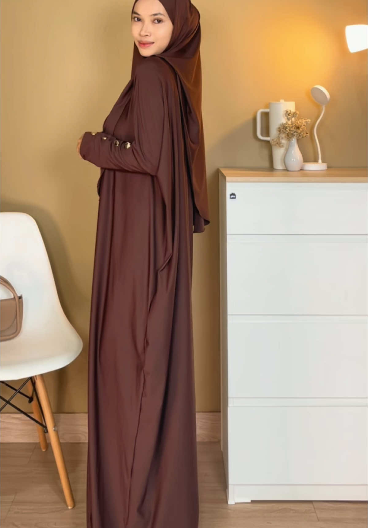 Abaya set sama hijab , MasyaAllah dipakenya bener” bikin cantik dan nyaman 🤎 #abayaset #abaya #abayaterbaru #bajuumroh #abayajersey 