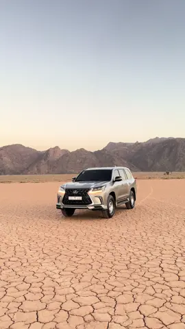 الشيله قديمه بس تفوز 😅👍🏻 . #قاع_الصير #جبال_حائل #اجاء_وسلمى #حايل #لكزس #بالون_ماكسس 