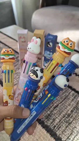 Ang cuteee nito. Sigurado ako na magugustuhan ito ng aking pupils. 🫶 Perfect pang gift ngayong christmas. Buy na rin kayo. 10 Color/12 Color Multi Colored Pen #Multicoloredpen#HighlighterPen#0.5mmpoint