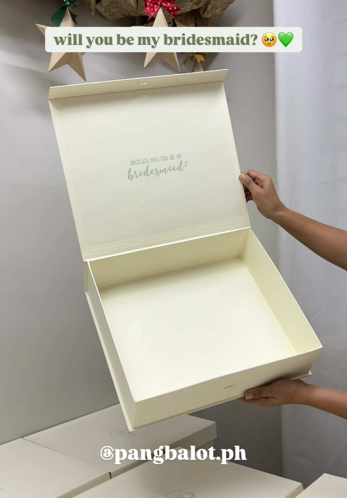 𝐰𝐢𝐥𝐥 𝐲𝐨𝐮 𝐛𝐞 𝐦𝐲 𝐛𝐫𝐢𝐝𝐞𝐬𝐦𝐚𝐢𝐝? 🥹💚  Our cream fliptop box with a sage green ribbon is a wedding favorite 🥰 Yes, all our 𝗙𝗟𝗜𝗣𝗧𝗢𝗣 boxes comes with a FREE ribbon (color of your choice) — you can choose from our wide range of ribbon colors 🎀 ——— IN THE VIDEO: Box, 💰 ₱280 per piece 📌 𝗯𝗼𝘅 𝘀𝗶𝘇𝗲: 12x10x4 inches 📌 𝗯𝗼𝘅 𝘀𝘁𝘆𝗹𝗲: kraftbox fliptop 📌 𝗯𝗼𝘅 𝗰𝗼𝗹𝗼𝗿: cream 📌 𝗿𝗶𝗯𝗯𝗼𝗻 𝗰𝗼𝗹𝗼𝗿: sage green 🌟 ON-HAND Decal stickers 💰 ₱50 — logo 💰 ₱80 — text inside the box ——— ‼️ LEAD TIME 👇🏻 ⭐️ 𝗸𝗿𝗮𝗳𝘁𝗯𝗼𝘅 — 𝗢𝗡-𝗛𝗔𝗡𝗗: all items in our catalog (posted in our website & shopee store) are on-hand & available. — 𝗖𝗨𝗦𝗧𝗢𝗠 𝘀𝗶𝘇𝗲: lead time is 7-10 days (depending on our batch schedule, kindly check our schedule) ⭐️ 𝗱𝗲𝗰𝗮𝗹 𝘀𝘁𝗶𝗰𝗸𝗲𝗿𝘀 — printing & installation lead time is 2-4 days (depending on the availability of chosen sticker color).  Best to send us a message so our team can assist you better 💕 ——— Don’t be shy to send us a message for quotations! Our team will gladly assist you 🤎 #pangbalotph #wedding #weddingtiktok #bridesmaids #box #elegant 