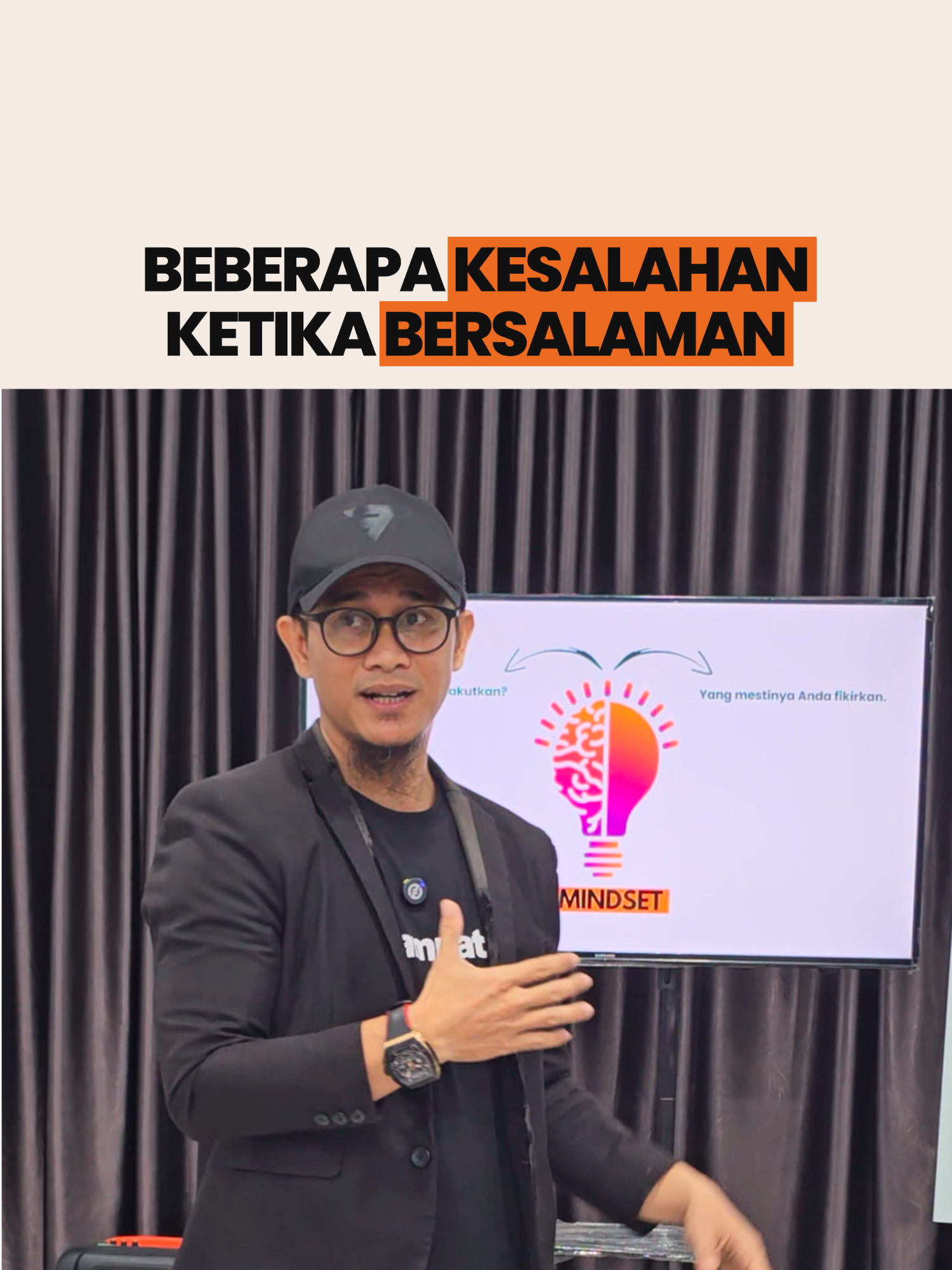 Ternyata salaman juga ada caranya 🤔 . . . Berjabat tangan adalah salah satu cara untuk saling menyapa, berkenalan, mengucapkan selamat, kunci dalam kesepakatan bisnis, mengawali pertemuan atau mengakhiri pertemuan. Ternyata salaman itu ada cara-caranya, dengan salaman kita membangun first impression, mentransfer energi, membangun wibawa, dan juga bisa untuk menilai kepribadian seseorang, luar biasa bukan🤩 Berikut ada beberapa pola dalam bersalaman, Dalam bersalaman juga harus dibarengi dengan kontak mata dan senyuman alami dengan ungkapan salam secukupnya. Mudah bukan? Selamat mencoba🤩 Follow akun ini untuk mendapatkan konten-konten bermanfaat lainnya. #tipspublicspeaking #publicspeaking #salaman #firstimpressions