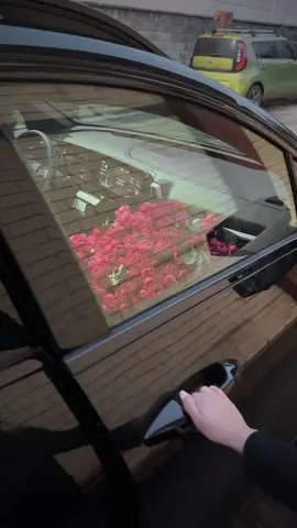 Guys, it doesnt have to be a special day to get your women flowers!!! #luxury #rich #fyp #thankful #roses #night #date #beautiful #pink #car #surprise #jolly 