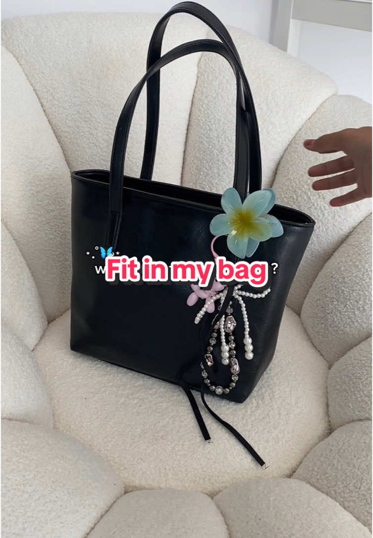 let’s go to campus👀🛵 #campuslife #campus #whatsinmybag #taswanita #tasmurah #girlythings 