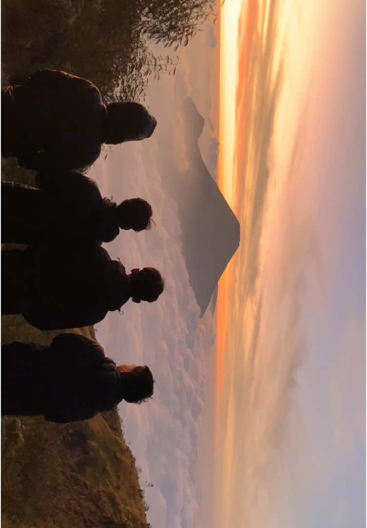 sama tmn trs, sama kmu ny kpan? #sumbingmountain #sumbing3371mdpl #sumbingviagarung #sunset #pendakiindonesia #mountain #fyp 