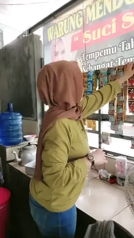 Pesen kopi susu mba'...☕🤔😍😍 Permisi numpang lewat vt gaesss...🤗🤗🤗 #komedi #hiburantiktok #lucu #tiktokkeren #kocak #ngakak #ketawa...🤣🤣🤣