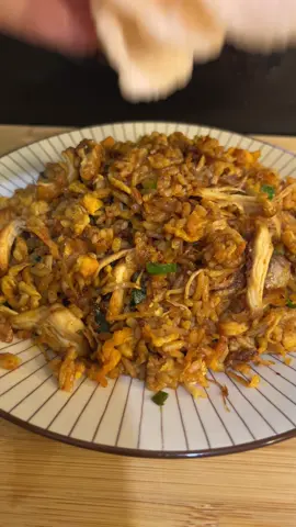 Fried rice full of memories🥹 Nasi goreng kampung Bahan :  4 siung bawang merah + 1 buah tomat dihaluskan 1 sdm desaku bumbu balado+4 sdm air  1 sdm desaku bawang putih bubuk 1 sdt ladaku merica bubuk 1/2 sdt garam 2 sdm kecap manis 1 piring nasi 2 butir telur  Suiran ayam Daun bawang/seledri  Kerupuk Bawang goreng #resep #masakan 