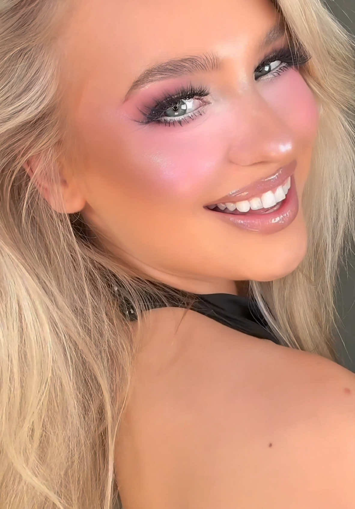 Replying to @PunchieBuns  sugarplum  holiday look 💓 products ised:  major dimension eye illusion eyeshadow duo @Patrick Ta Beauty  I am luxurious eyeshadow palette @Adriana Nichole Cosmetics  pink shimmery powder   @butterflyeffectbydesi    