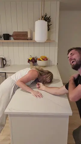 My wife beat me in arm wrestling 2 times in a row using tips and tricks for arm wrestling. #coupleschallenge #challenge #couplechallenge @Viktoriya Kley #CapCut 