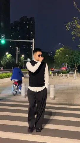 送给女孩一句话：“永远自由比风，永远为自己着迷” 不要约束自己，学会喝点小酒，学会自在，学会松弛感带来的好心情。