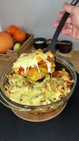 Смачна картопля з мʼясом та сиром 🧀 Інгредієнти:  - 6 картоплин! - 2 курячих філе ! - цибуля 🧅  - половина солодкого перцю 🌶️ - 2 зубчики часнику! - 2 ч.л. Томату  - 1 стакан води - спеції за смаком! - Сир 100-150 гр.  Випікати 20 хв при 180ʼ Смачного ♥️  #food #їжа #рецепт #вечеря #домашнякухня #простірецепти #картошка 