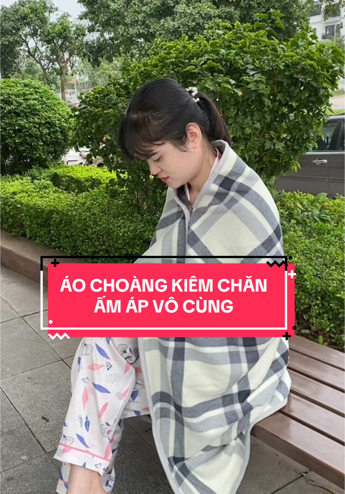 Bấm cúc vào là áo choàng, bỏ cúc ra là chăn đắp luôn cực kì ấm áp và tiện lợi. Bên trong lót lông dày dặn mềm mịn như nhung, mà nhẹ lắm mọi người ạ trẻ em dùng cũng okila luôn #aochoangkiemchan #aochoangkiemchanvanphongcongso #khanchoangkiemchanvanphong #chiemmote68 #xuhuongtiktok #viralvideos 