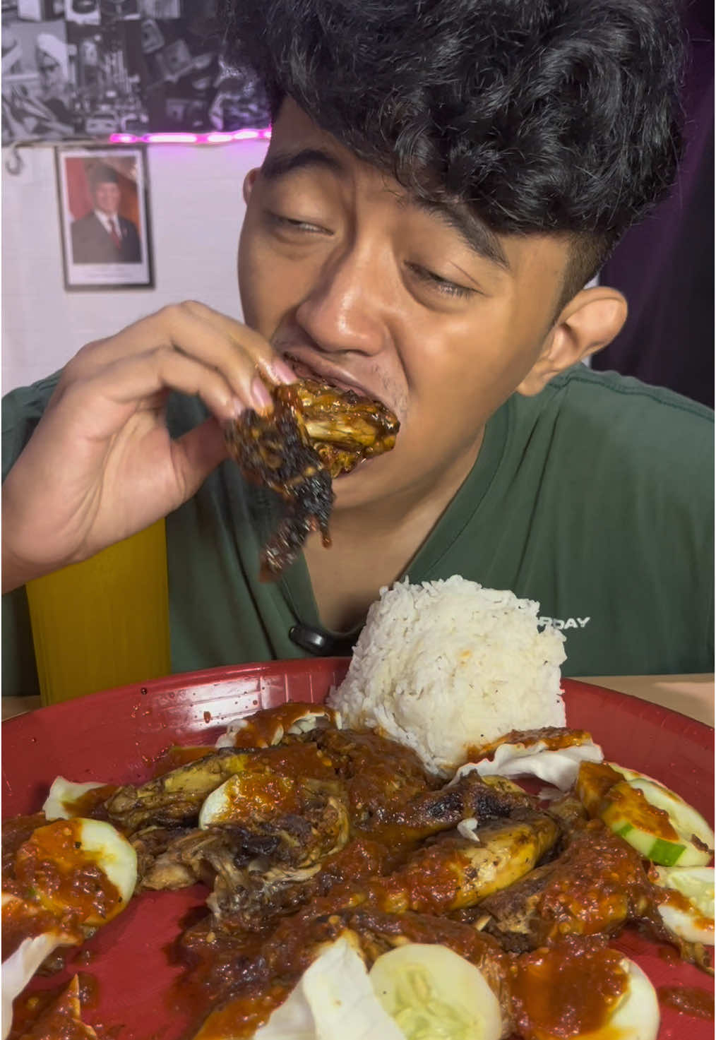 Langsung di potong ayam cuy #makanking #mukbang 