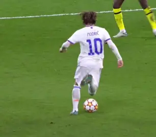 Luka Modrić’s assist that shook the world! 🪄 That iconic outside-the-boot pass to Rodrygo, the moment Real Madrid ended Chelsea’s Champions League hopes. 🎯🔥 This is football genius—don’t miss history in motion! #Modric #Rodrygo #RealMadrid #UCLMoments #ChampionsLeague #ChelseaVsMadrid #FootballSkills #LegendaryPass #TikTokFootball