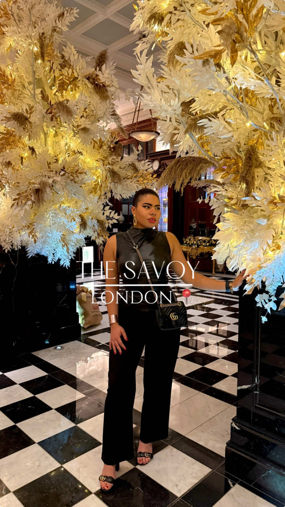 The Savoy Hotel, London 📍 #thesavoy #thesavoyhotel #luxuryhotel #gordenramsey #riversiderestaurant #savoyrestaurant #thesavoyatchristmas #london #christmasinlondon 