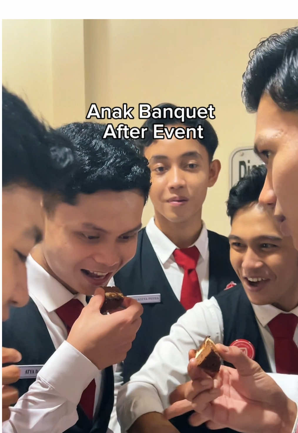 perbaikan gizi🤤  #hospitalityindustry #lambehoteliers #hotelierindonesia #hoteliers #fbservice #serviceindustry #banquet #waiter #sekolahperhotelan #sekolahkapalpesiar #culinaryschool #masukberanda #fyp #viral #trend #fnbservice  