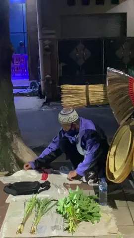 Semoga jadi rame jualan mbahnya✨ Lokasi di Madiun per 4an stopan depan toko Sumber Wangi, jualan tiap sore sampe malem #masukberanda #pedaganglansia #pedagangkecil #masukberandafyp #madiun #fyp #videoviral 