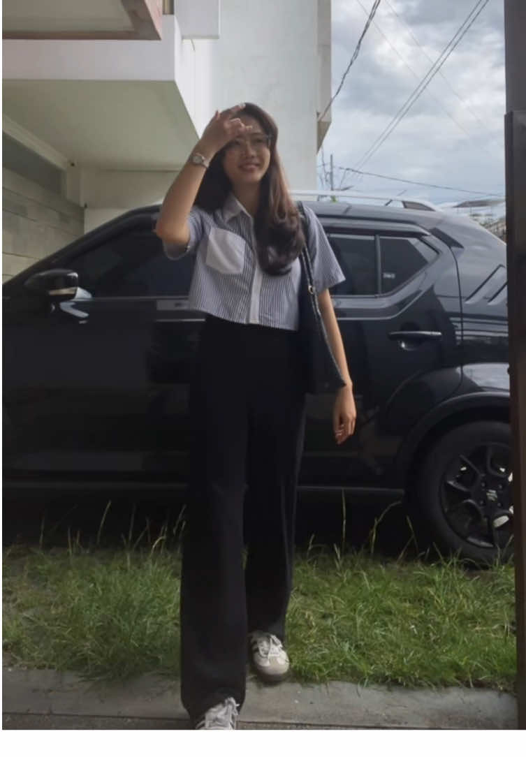 malang lagiiii hujan teruss⛈️ take careee all!🤍🍃🫶☂️🥗 #fitcheck #fashiontiktok #outfitkuliah #kemejamurah #kemejacroptop #outfitinspo #OOTD #smallcontentcreator #affiliate #fyp #xzyabc 