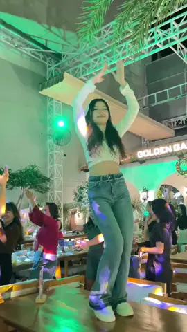 Cô ấy nhảy thật xinh