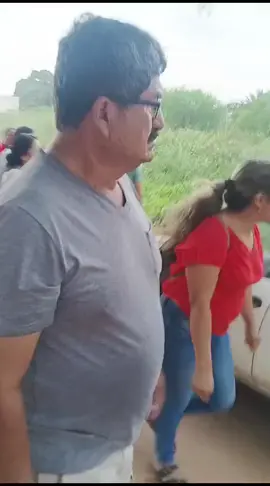 Denuncian que chóferes están pinchando llantas En los barrios alejados de la ciudad de Santa Cruz, los chóferes de micros estarían pinchando llantas a los trufis y minibuses, la gente que se está viendo perjudicada con el paro pide solución inmediata al alcalde Jhonny Fernández, señalan que si los micreros no quieren trabajar que la alcaldía habilite otras líneas para que circulen en la ciudad.