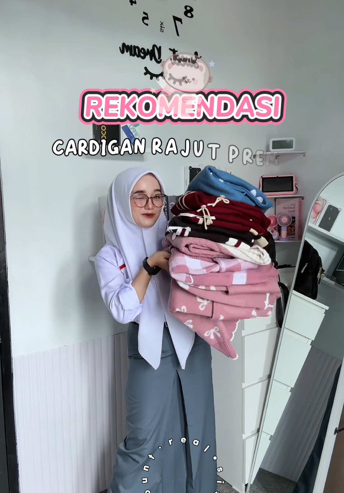 Kalau musim penghujan gini enaknya pake atasan rajut gaksihhh enakeun angett pisann 🥰🤏🏻 Btw udah aku spill semua di kerkun yaww🎀🫶🏻 #atasanrajut #rajutpremium #cardiganrajut #cardiganoutfit #rekomendasioutfit #rajutwanita #pinky #fyp 