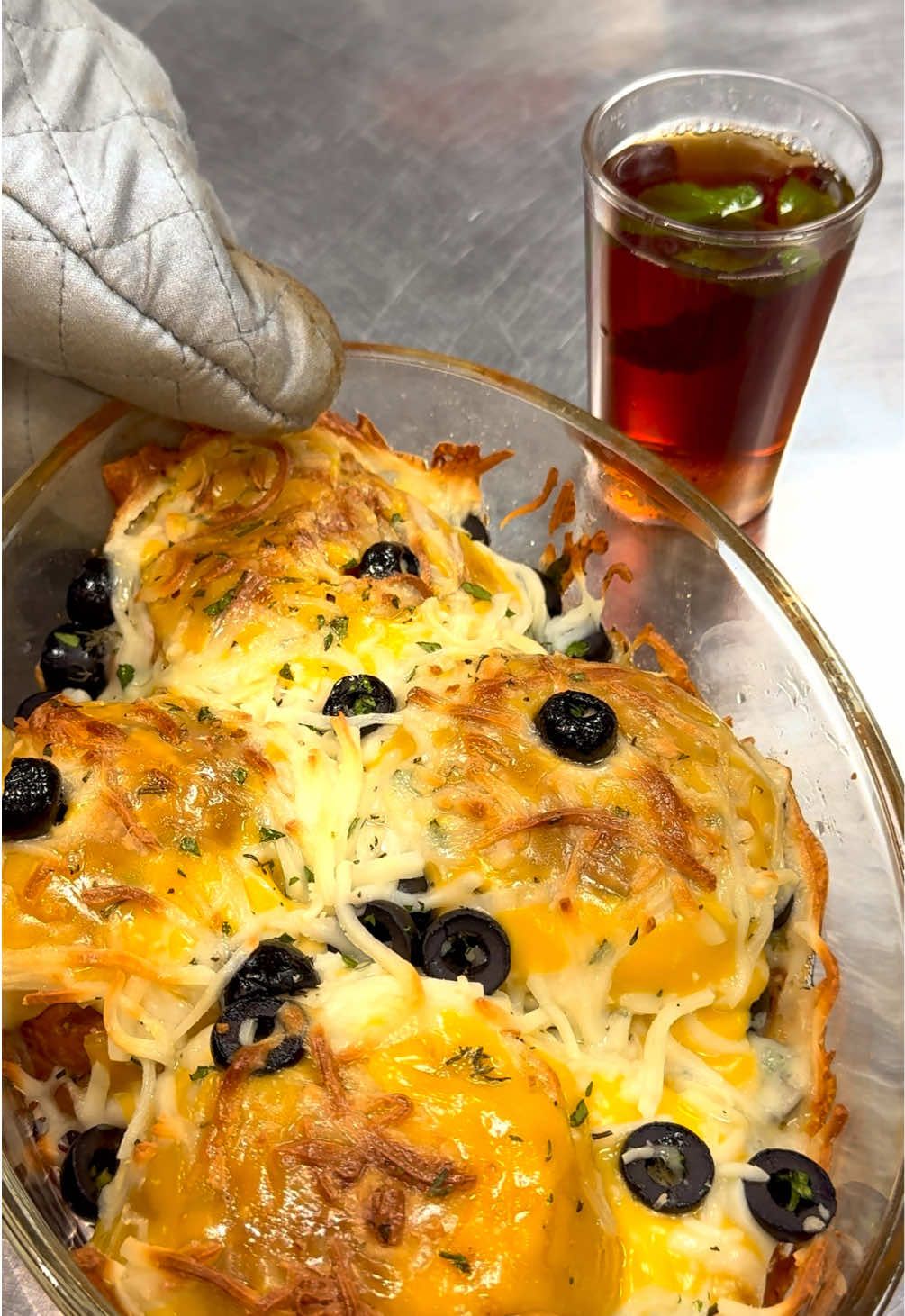 #خبز_بالثوم_والجبنة  وصفة عالماشي  #Garlic #bread and #cheese  #المكونات  اي نوع خبز متوفر  زبدة  ثوم  زيت زيتون  زعتر بري روزماري  زيتون اسود  جبنة موزاريلا  جبنة شيدر  ملح فلفل اسود حسب الرغبة  #وصفات #اطباق #اكسبلور  #food #explore #jordan #oman  #الشعب_الصيني_ماله_حل😂😂 #explore #اكسبلور 