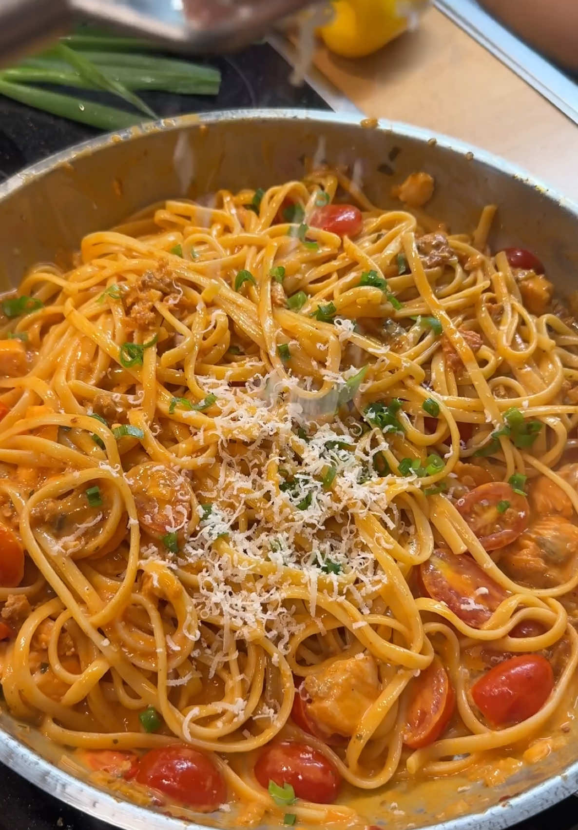 The Best Creamy Salmon Pasta🍣😋👌 Zutaten: -Lachs -Pasta -Zwiebel  -Knoblauch  -Cherrytomaten  -Tomatemark -Sahne  -Gwürze( Salz, Pfeffer, Paprikapulver, Chili, Gemüsebrühe, Petersilie)  -Schnittlauch  -Parmesan  #EasyRecipe #tagesrezept #food #cooking #goodvibes #inspiration #fyp #foryou #goviral 