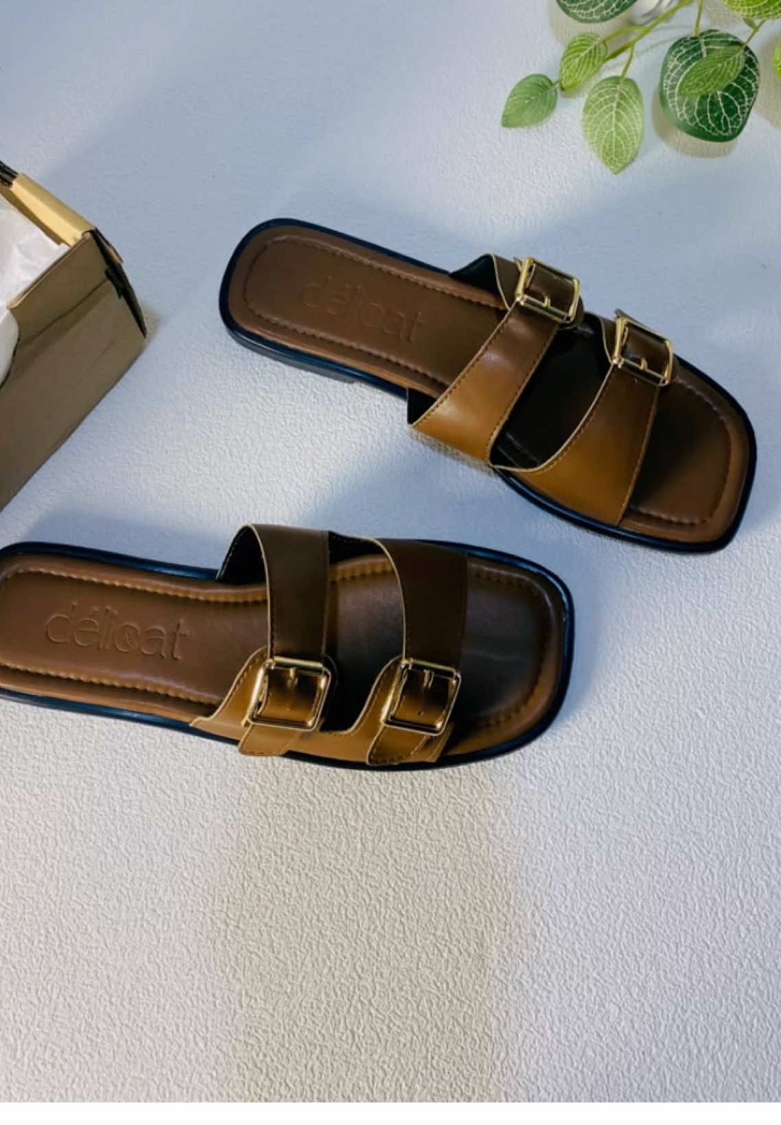 Dép thời trang DÉLICAT quai ngang phối khóa vàng xinh xắn đế êm mềm dẻo ##depnuthoitrang##depsandal##depnuxinh##depdibien##sandalnu##giaydep##depsandalnu