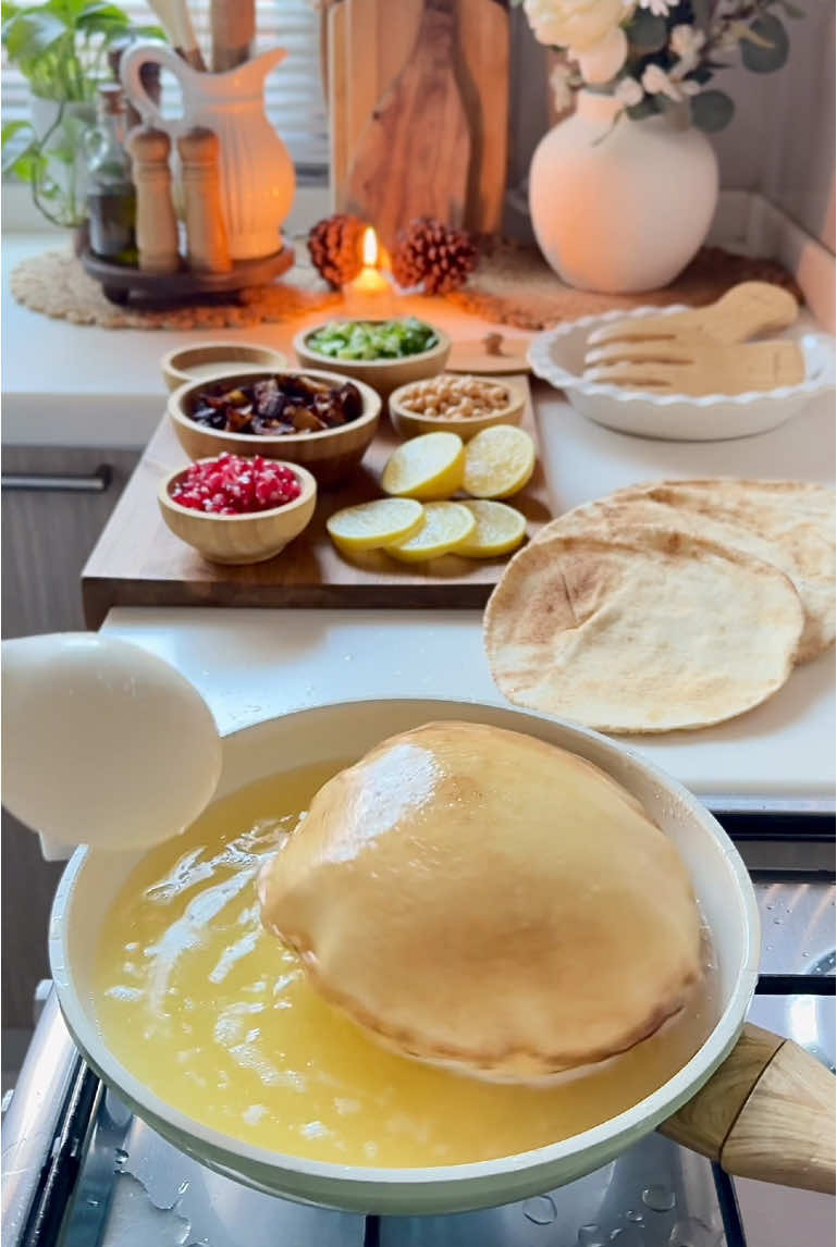 اااا 🥗 سلطةفتة الباذنجان  الخبز العربي ضروري تفتح فتحه من الجهه الثانيه قبل تقلينها بالزيت عشان تنتفخ  واستمر برشها بالزيت الين تشقر وتتحمر  ___________ المقادير والطريقة: سلطة خضراء  (خيار خس بقدونس كزبرة ) باذنجان مقطع مكعبات مقلي  حمص رمان (الصوص لفتة الباذنجان ) الخلطة اللذيذة  زبادي  طحينة سائلة  رشة ماح وكمون وفلفل اسود عصير ليمون فص ثوم  دبس رمان  من الذ #سلطات  #ترند  #لذيذ 