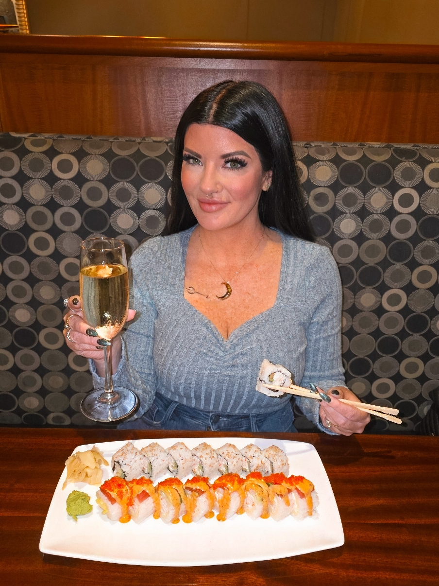 Calling all foodies!🎉 Kona Grill has launched Taste of Kona.❤️ Available all week long, this exclusive 3-course menu offers a delectable array of dishes, ensuring there’s something to satisfy every palate.😋 Whether you’re KRAVING the best cuts of Steak🥩, fresh Seafood🦞, or irresistible Sushi.🍣 *hosted The best part? Each meal comes with glass of Wine or Bubbles, all for just $39!🥂 Grab a date 👯‍♀️& try a little bit of everything!😋 #konagrill #tampafoodie #tamparestaurants #tampaeats #sarasotafoodies #sarasotarestaurants #sushibae #tampabay 