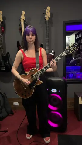 criei coragem pra tocar a guitarra e já aproveitar e meter a publi no meio HEHEHHE testei o som da minha caixa de som favorita da LG XBoom, ao som de Black Eyed Peas, aprovado? @LG Brasil #publi *Para mais informações, acesse LG.com/br