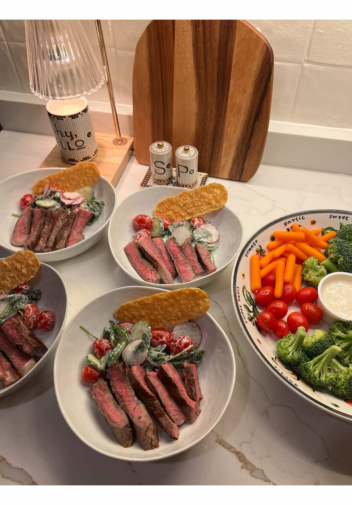healthy doesn’t need to be boring🥗🥩🤤 Find @Earthbound Farm’s organic greens and veggies at a store near you. #ad #steaksalad #earthboundfarm #organicgreens #organicveggies 