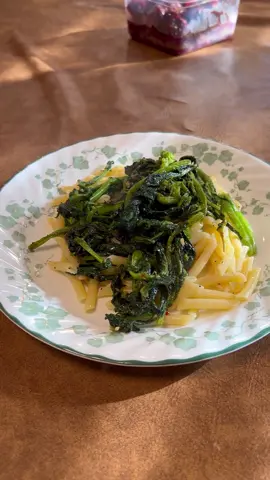 Nonna's Garlic Pasta is 10/10 GOOD! #cooking #kitchen #delicious #yummy #food #italian #amazing #oldschool #family #cute #nonna #grandparents #pasta #fy #fyp #foryoupagе 