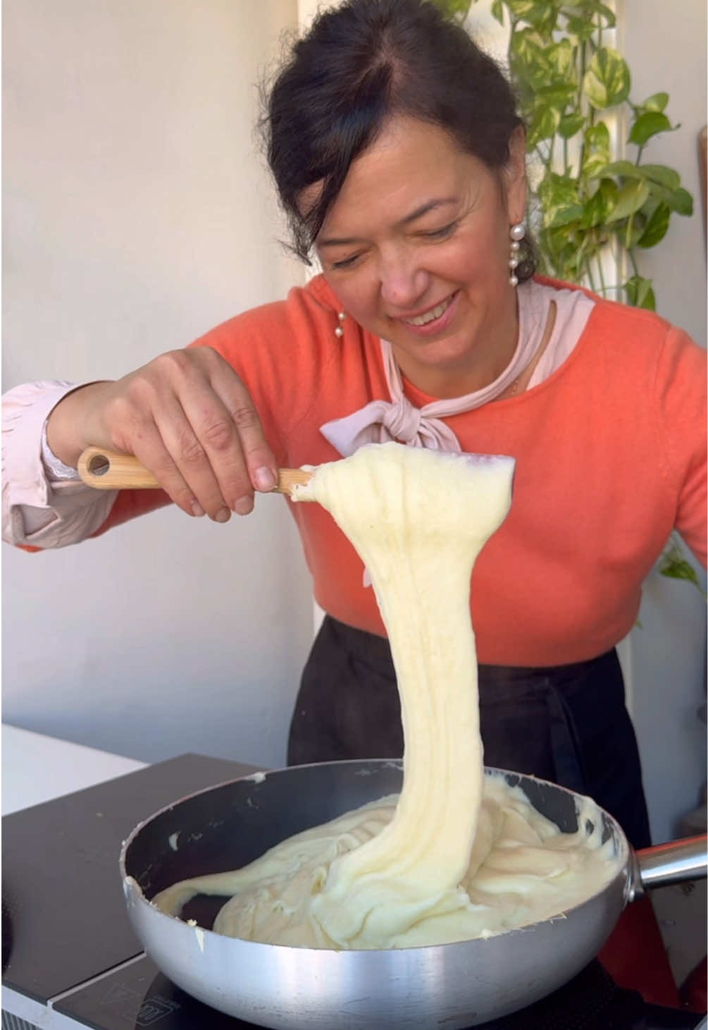 Najbardziej serowe piure ziemniaczane czyli francuski aligot.  Składniki: 1 kg ziemniaków, 350 g sera typu tome fraiche lub innego typu mozzarella, 250 ml creme frsiche lub śmietanki połączonej z kwaśną śmietaną, sól, biały pieprz, 2-3 ząbki czosnku. #aligot #ziemniaki #kartofle #święta #kuchniafrancuska #obiad #obiadydomowe #przepis #przepisy #jedzenie #gotowanie 