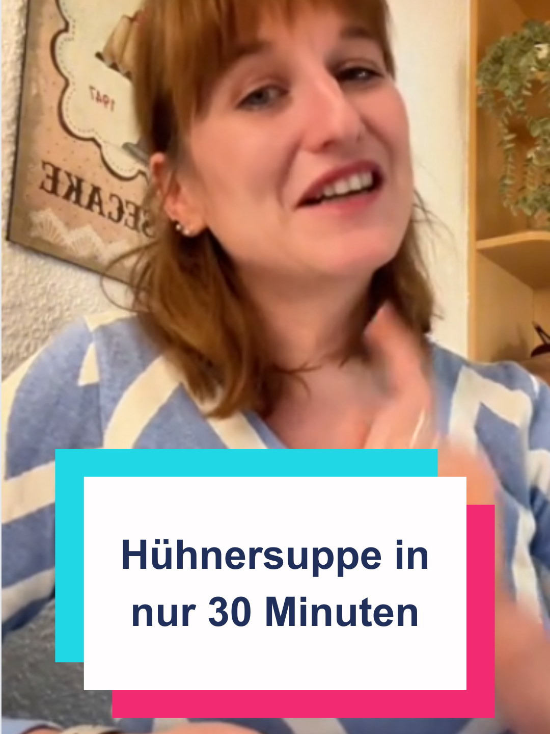 30 Minuten Hühnersuppe für die Weihnachtszeit! Perfekt, wenn die Tage voll sind, aber du trotzdem „was Vernünftiges“ essen möchtest – für dich und die Familie. Schnell, einfach und lecker! 👉Zutaten: 1 Glas Hühnerbrühe mit Fleisch (800ml) Die doppelte Menge Wasser 150 g Blumenkohl (für wählerische      Esser gehackt) 150 g Möhrenraspel 150 g Erbsen (TK oder aus der Dose) 200 g Reis Salz & Pfeffer zum Abschmecken 👉Zubereitung: 1. Hühnerbrühe und Wasser in einen Topf geben, Blumenkohl und Möhren hinzufügen und aufkochen lassen. 2. Wenn es kocht, die Erbsen und den Reis zugeben. 3. Köcheln lassen, bis der Reis gar ist, und mit Salz und Pfeffer abschmecken – fertig! 💡 Tipp: Diese Suppe ist ideal zwischen den süßen Versuchungen der Weihnachtszeit. Sie bringt „was Vernünftiges“ auf den Tisch und hilft, dass sich die Kleinen (und Großen!) nicht an Süßigkeiten sattessen. 👉Folge mir für mehr schnelle und leckere Familienrezepte! 😊 Viele Grüße Ina #hühnersuppe #blitzrezept #mittagessen #weihnachtsessen #ElternAlltag #Familienleben #einfachkochen #schnelleküche #schnellesrezept #gesundkochenfürkinder #Elterntipps #gemüse #familienessen #Erziehungstipps #Familienküche #pickyeater #GesundEssen #KinderErnährung #vegan #vegetarisch #NRW #Essen #Ruhrpott #Ruhrgebiet