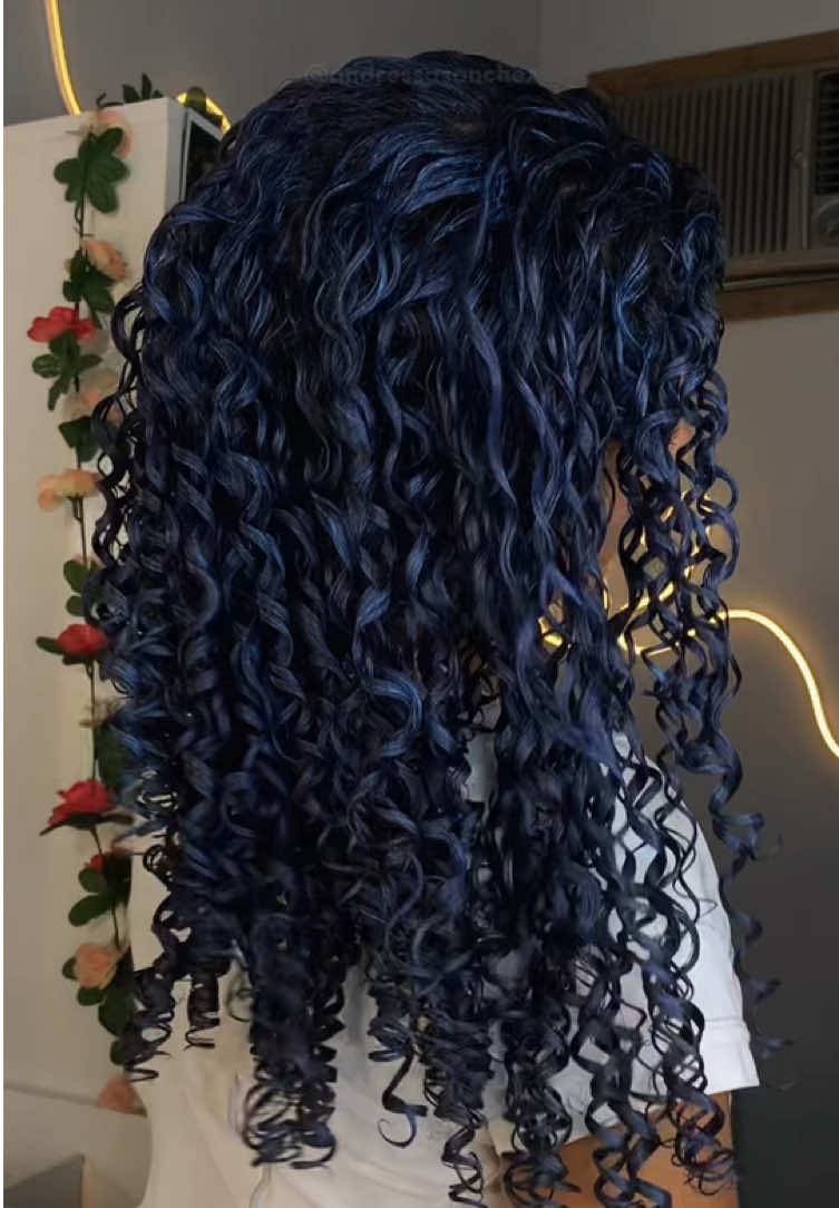 PINTEI MEU CABELO DE AZUL 🦋✨ #cacheadas #finalização #cabeloazul #viralizou 
