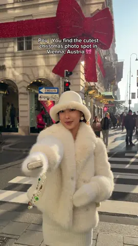 Save this spot for your Vienna trip 🎄🎅🏻  . . . . . #viennagirl #vienna #viennatravel #christmasdecor #photospot #christmasspirit #viennatrip 