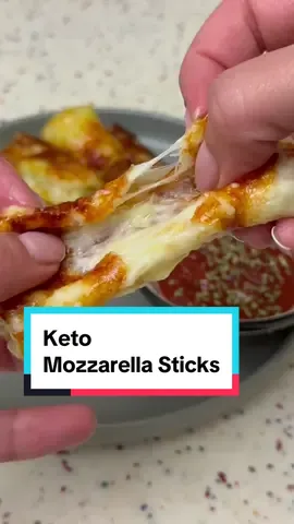 Perfekt für Keto Anfänger: Schnelle Keto Mozzarella Sticks. So lecker und so einfach in der Zubereitung. Du brauchst für dieses schnelle Keto Rezept: - 2-3 handvoll geriebener Mozzarella (es hängt von der Größe deiner Pfanne ab) - antihaftbeschichtete Pfanne Wichtig: Pfanne muss komplett und gleichmäßig erhitzt werden. Es sollte beispielsweise nicht eine zu große Pfanne für eine zu kleine Herdplatte benutzt werden (damit sie überall gleichmäßig bräunt). *Anzeige* Ich benutze hier den zuckerfreien Ketchup von @Xucker zum Dippen. Dort gibt es übrigens auch leckere zuckerfreie BBQ-Soße und zuckerfreien Senf uvm. Heute ist der letzte Tag um noch 15% einzulösen mit dem Code XVLC15 ❤️ 1. Pfanne erhitzen und Käse gleichmäßig verteilen 2. Käse bei mittlerer Hitze so lange braten, bis er vollständig geschmolzen und unterhalb gold-braun geworden ist. Wenn er sich hin- und herschieben lässt, ist er bereit. 3. Vorsichtig aus der Pfanne gleiten lassen (ggf mit einem Pfannenwender etwas unterhalb lösen) 4. Kurz abkühlen lassen (Achtung, heiß!), dann in Streifen schneiden und rollen 5. Mit Dip deiner Wahl servieren. Die Nährwerte hängen von der verwendeten Menge ab, die von Pfannengröße zu Pfannengröße unterschiedlich ausfallen kann.  #keto #ketorezepte #ketogen #ketorecipes #ketosnacks #ketosnack #rezept #abnehmen #ketodiät #lowcarb #lowcarbrecipe #lowcarbrezepte #highfat #highfatdiet #highfatlowcarb #einfacherezepte #glutenfrei #rezeptideen #creatorsearchinsights 