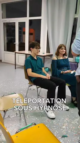 Sous hypnose, je lui fais croire que je suis capable de téléporter des personnes ! Même lui à un peu de mal à y croire 😂 et à juste titre je crois ! #lecture #pause #hypnose #soushypnose #illusion #anniversaire #weekend #doublereality #magie #amusant #hautesaone #animation #divertissement #mentaliste #france 