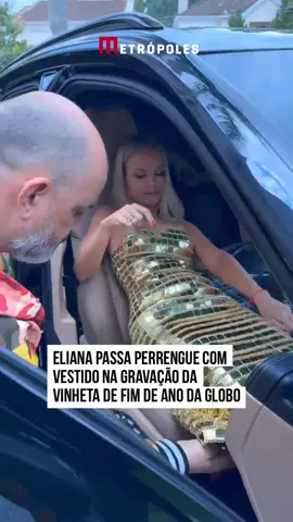 A apresentadora #Eliana, em um vídeo publicado em seu perfil no Instagram, compartilhou com seus seguidores um perrengue que passou ao chegar aos estúdios #Globo para gravar a tradicional #vinheta de fim de ano da emissora. No registro, a apresentadora aparece com dificuldades de se locomover devido à #vestimenta que usou na gravação. O registro foi publicado na noite desse domingo (1/12). “É uma armadura esse vestido”, brinca Eliana, enquanto “luta” para entrar no carro. A seguir, a loira aparece cumprimentando colegas da emissora. “Hoje a festa é sua, hoje a festa é nossa… A vinheta de final de ano da @tvglobo está oficialmente no ar, e claro que não ia deixar de mostrar pra vocês como foi gravar esse momento que é icônico na TV e foi emocionante pra mim. Que nossos sonhos se realizem 💕”, escreve a apresentadora, na legenda da postagem. #entretênews 📽️ @eliana