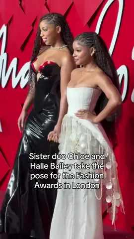The sisters duo Chloe and Halle Bailey take the pose on the red carpet of the British Fashion Awards 2024. Video: @Tianwei Zhang  #bfa2024 #hallebailey #chloebailey 