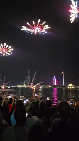 #abudhabi🇦🇪 #ابوظہبی🇦🇪 #fire work😍🇦🇪#beautiful view 😍 #Happy national day uae 🇦🇪 #fypage #viralvideo #abudhabicorniche 