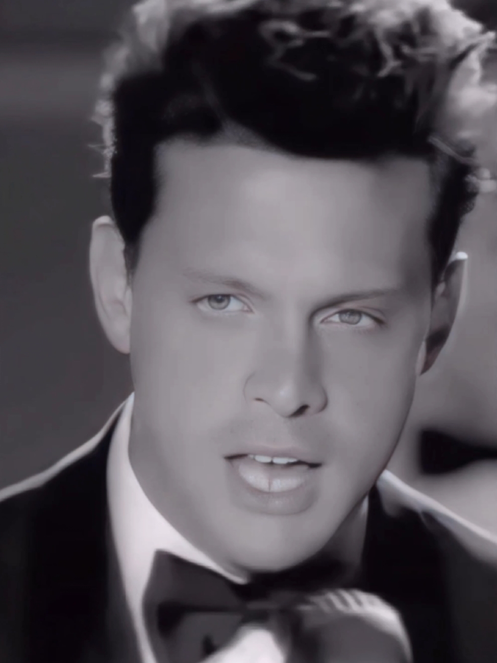 🎼 LUIS MIGUEL | POR DEBAJO DE LA MESA . .🥀 #LUISMIGUEL #LUISMI #elsoldemexico #PARATI 
