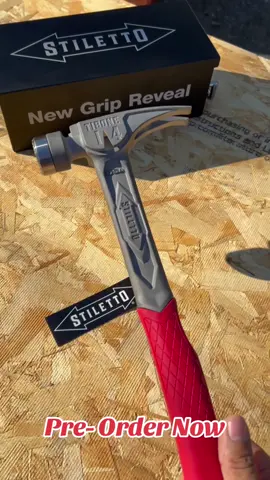 Pre-order 12/2/24 Disponibles 1/9/25 Revelación del nuevo mango de repuesto para los martillos @stiletto  de titanio. Rojo 🥊 #stilettotools #themexicancarpenter #homebuilder #carpenterlife #carpinteros #framing 