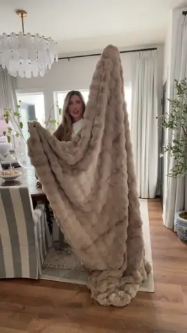 The most gorgeous plush double sided blanket! So thick and cozy! #blanket #throwblanket #cozyhome #homedecor #christmasgiftideas #tiktokshopblackfriday #tiktokshopcybermonday #holidayhaul 