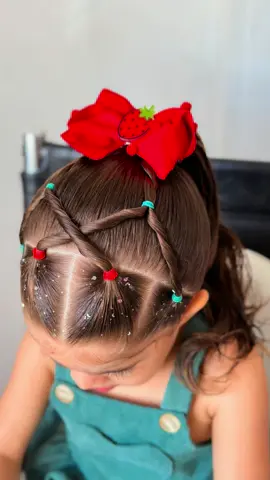 Penteado infantil para o natal 🎄 As liguinhas ka estão no clima por aqui❤️ . . . . . #penteadoinfantil #penteadonatal #natalchegando #bemvindodezembro #melhormesdoano #natal #peinados 