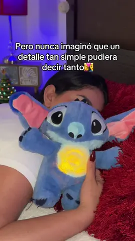 Un stitch que respira, un detalle lleno de amor#stitch #liloandstitch #disney #peluche #ansiedad #regalo #navidad  Stitch nos enseñó que Ohana significa familia, y en cada familia el amor está en los pequeños gestos. Este peluche que respira no es solo un regalo, es una manera única de decir 'me importas. Perfecto para niñas, mujeres y madres que aman a Stitch y buscan algo especial que las haga sonreír.