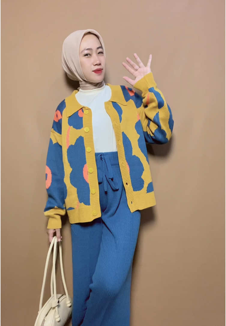 Pake oneset emang si paling simpel sihh, oneset yang aku pake dari @Midun.project 🌸 #onesetknit #oneset #cardiganrajut #onesetwanita 